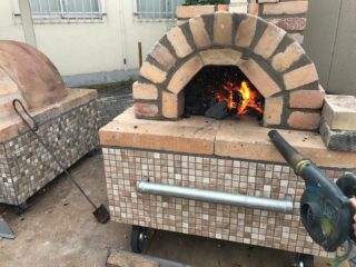 3、4年前に町の催し物のために
作った
ピザ釜です♪

大成功でした😃

#寺井左官工業
#京都府#久御山町
#耐火煉瓦