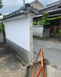 1.2枚目…20年前に手がけた土塀の改修工事👷‍♂️とても綺麗におさまりました✨
.
.
3.4.5枚目…玄関が丸見えにならないよう、コートライン(目隠し格子)を設置👀
そしてウッド調の機能門柱🌳ブルーの外壁とマッチしてお洒落です✨

#寺井左官工業 #寺井左官#外構工事#外構デザイン